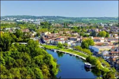 Quelle est cette petite ville de 3 300 habitants du nord du département, traversée par la Péruse, petit affluent de la Charente ?