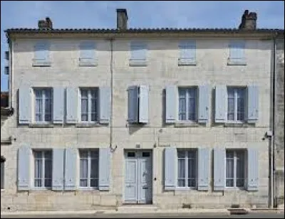 Lequel des ces hommes politiques français du XXe siècle est né en Charente, à Jarnac, et y est enterré ?