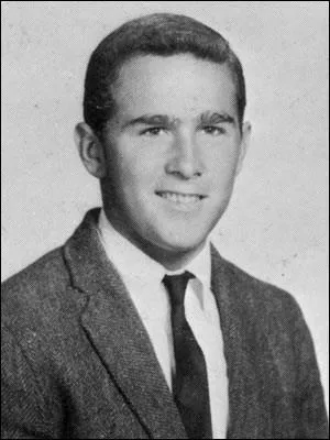 Il est en train de poser pour la photo de son lyce. Qui est-ce ?