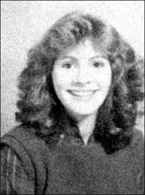 Elle pose pour la photo de son cole. Qui est-ce ?