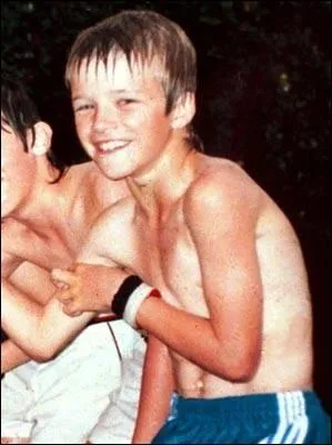 Il est en train de s'amuser avec ses amis. Qui est-ce ?