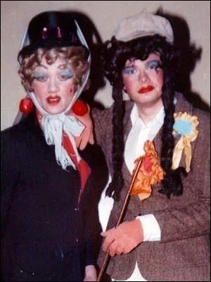 Il est dguis pour un spectacle de son collge, c'est celui de gauche avec a perruque blonde. Qui est-ce ?