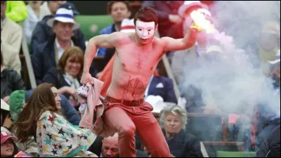 2013 - Finale > Là, vous n'allez pas y croire : on se croirait dans une tribune de match de football, rugby encore plus rarement... Mais quelle était la revendication - si jamais il en eût une - de ce perturbateur ?