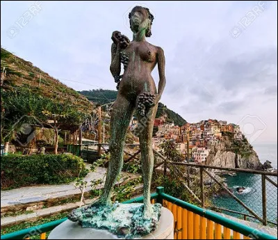 Dans quel pays est située ''La statue de la Dame aux raisins'' sachant qu'elle est aux ''Cinque Terre'' ?