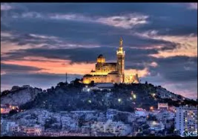 Km 200,1 : Carmagnola. Le marché du chanvre y était très prospère jusqu'à l'annexion de la région par le duc Charles-Emmanuel Ier de Savoie qui provoqua l'exil volontaire de beaucoup de fileurs de chanvre du territoire. Où sont-ils allés ?