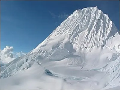 Dans quel pays se situe cette montagne blanche nommée "Alpamayo" faisant partie de la cordelières des Andes ?