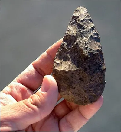 Comment se nomme cet outil préhistorique ?