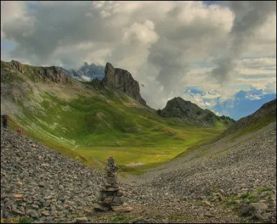 Comment se nomme cet amas de pierre en montagne ?
