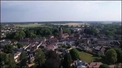 Quelle est cette petite ville de 3 000 habitants, située dans le Perche, bordée par sa grande forêt domaniale ?