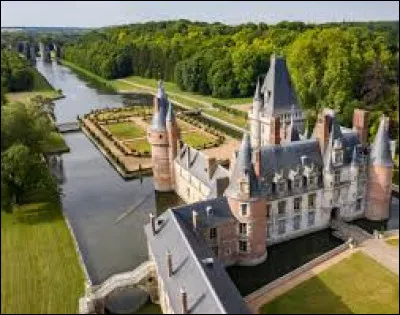 Quelle est cette petite ville de 4 500 habitants, située dans la vallée de l'Eure, connue pour son château du XVIe siècle et son aqueduc destiné à alimenter le château de Versailles ?