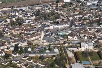Quelle est cette petite ville de 3 000 habitants, située dans l'ouest du département, en bordure du Perche ?