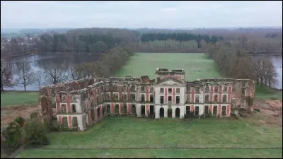 Quel est ce village du Perche connu pour les ruines de son grand château du XVIIIe siècle ?
