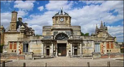 Quelle est cette petite ville de 2 600 habitants, située dans la vallée de l'Eure au nord de Dreux, connue pour son château construit au XVIe siècle par Philibert Delorme pour Diane de Poitiers, la favorite d'Henri II ?