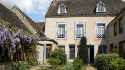 Quel écrivain passait ses vacances d'enfance à Illiers-Combray, petite ville au sud-ouest de Chartres ?