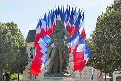 Quel général, né à Chartres en 1769, est honoré par ce monument dans sa ville natale ?