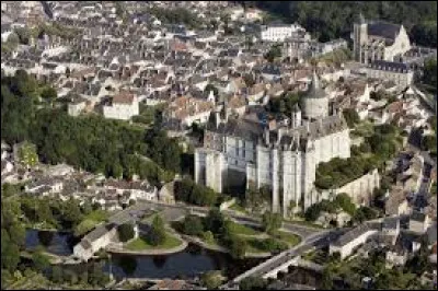 Quelle est cette ville, traversée par le Loir, sous-préfecture et troisième ville du département avec 12 000 habitants ?
