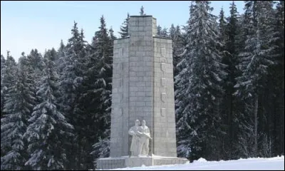 En France, les 10 et 11 juin, les troupes allemandes attaquent un maquis, haut lieu de la résistance en Auvergne :