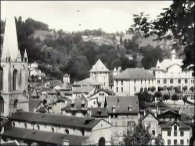 Dans cette ville française, le 9 juin 1944, les SS de la division Das Reich procèdent à une rafle de 3 000 habitants ; 99 d'entre eux sont ensuite pendus aux balcons de la ville. C'était à ...