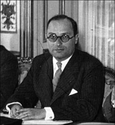Cet homme politique français, ancien ministre de l'éducation nationale du front populaire, était détenu par le régime de Vichy depuis 1940 ; le 20 juin 1944, il est extrait de sa prison par la milice et assassiné : il s'agit de ...