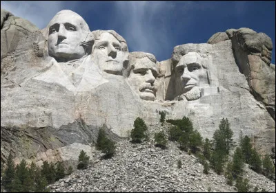 Combien de personnes sont représentées sur le mont Rushmore et qui sont-elles ?