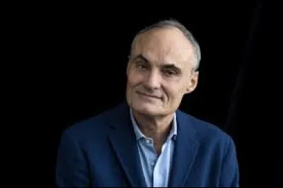 Qui est ce journaliste, chroniqueur, humoriste, écrivain, auteur-compositeur-interprète et chansonnier français, auteur de cette citation : '' La terreur ne doit pas empêcher la joie de vivre, la liberté, l'expression, la démocratie. '' ?