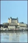 Ancienne forteresse du XIIIe sicle, ce chteau surplombe la Loire et la ville qui lui a donn son nom. Immortalis par le duc de Berry et ses 'Trs Riches Heures', il s'agit du chteau de ...