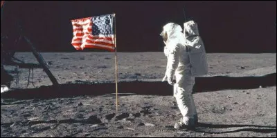 Laquelle de ces th&eacute;ories du complot renvoie &agrave; cette image ?