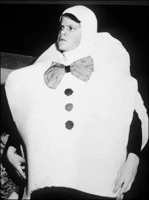 Lors d'une pice de thtre. Qui est-ce ?