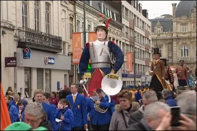 Quel est le nom des fêtes populaires du nord de la France et de Belgique où des géants sont portés ?
