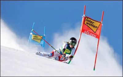 Le slalom géant officiel se dispute en combien de manches ?