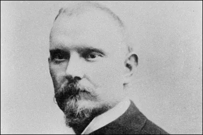 Qui est cet écrivain, auteur de cette courte citation : ''Kangourou, puce géante." ?