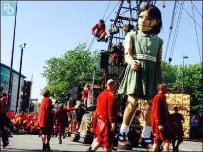 Quel est le nom de cette compagnie de théâtre de rue française basée à Nantes, célèbre pour ses machines géantes ?