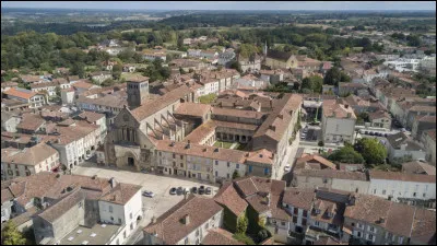 Quelle est cette petite ville de 5 000 habitants du sud du département, bâtie sur une hauteur qui domine la vallée de l'Adour ?