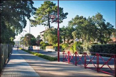 Quelle est cette ville de 13 000 habitants de tradition industrielle, située dans le sud du département et qui appartient à l'agglomération de Bayonne ?