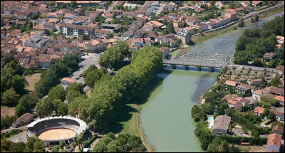 Quelle est cette ville de 6 200 habitants, située dans l'est du département à la limite du Gers ?