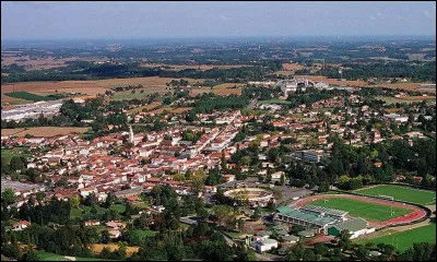 Quelle est cette petite ville de 4 600 habitants, située en Chalosse, dans le sud du département et arrosée par le Louts, affluent de l'Adour ?