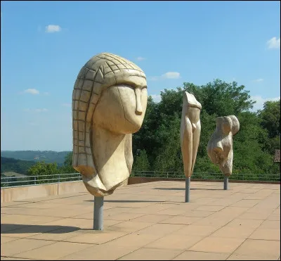 Quel est ce village, situé dans le sud du département près d'Hagetmau, qui a donné son nom à une statuette en ivoire du Paléolithique supérieur ?