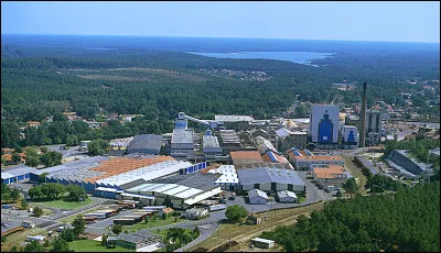 Quelle est cette activité industrielle qui s'est développée dans le département, avec d'importantes usines à Mimizan et à Tartas ?