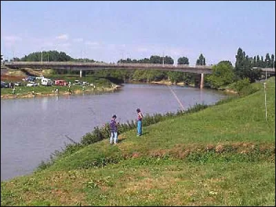 Quel est ce cours d'eau qui traverse le sud du département, arrose Saint-Sever et Dax avant de se jeter dans l'Atlantique ?