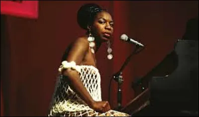 Nina Simone, célèbre chanteuse et pianiste qui milite pour les droits civiques est-elle encore en vie ?