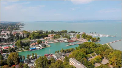Partons maintenant à l'ouest du pays, plus précisément au lac Balaton. Souvent surnommé la "mer hongroise", quelle est la principale ville balnéaire située sur ses rives ?