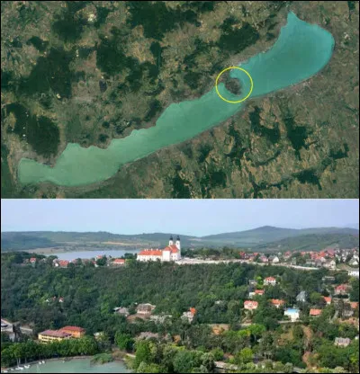Le lac Balaton est également célèbre pour sa péninsule (entourée en jaune sur la photo) qui abrite des formations géologiques uniques et des vignobles réputés. Quel est le nom de cette péninsule ?