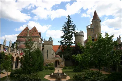 Székesfehérvár, située près du lac Balaton, est l'une des plus anciennes villes de Hongrie. Elle est connue pour son importance historique et culturelle. Quel rôle important cette ville a-t-elle joué au cours de l'histoire hongroise ?