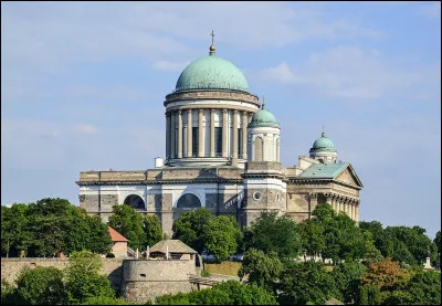 Allons maintenant vers le nord, à Esztergom, une ville riche en histoire et en culture. Quel monument emblématique y trouve-t-on, connu pour être la plus grande église de Hongrie ?