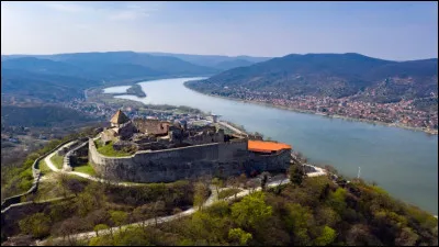 La ville de Visegrád, située près d'Esztergom, est connue pour son impressionnante citadelle médiévale. Quel événement historique important s'y est déroulé en 1335 ?