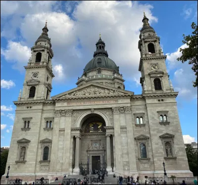 En traversant le Danube, nous pouvons retrouver cette basilique, la plus grande église catholique de Budapest. Elle tire son nom du premier roi de Hongrie. Lequel ?
