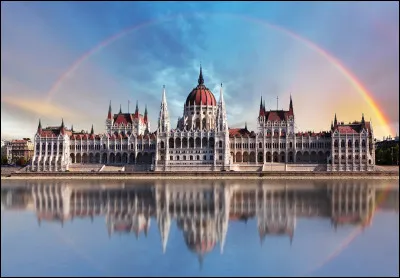 Le Parlement hongrois, situé au cur de Budapest, est le plus grand bâtiment de Hongrie. Quelle est sa superficie ?
