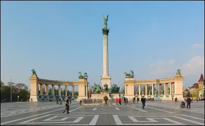 À l'extrémité nord-est de l'avenue Andrássy se trouve une grande place, construite pour célébrer les mille ans de l'installation des Magyars dans la plaine de Hongrie. Elle est classée au patrimoine mondial par l'UNESCO. Quel est son nom ?