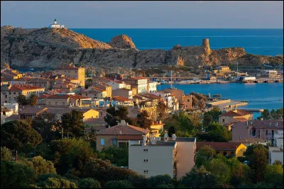 Comment appelle-t-on les habitants de l'Île Rousse en Corse ?