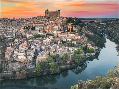 Dans quelle région d'Espagne se situe la ville de Tolède ?
